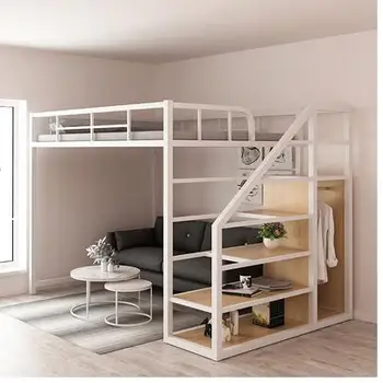 Железная кровать на возвышении, пустая односпальная кровать на верхнем этаже, экономящая пространство двухъярусной квартиры на чердаке, высокая и низкая кровать с железным каркасом.
